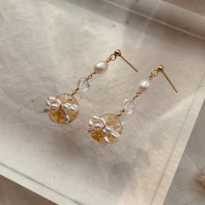 花礦上的結垂墜耳環