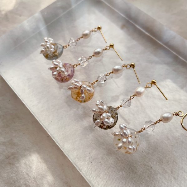 花礦上的結垂墜耳環