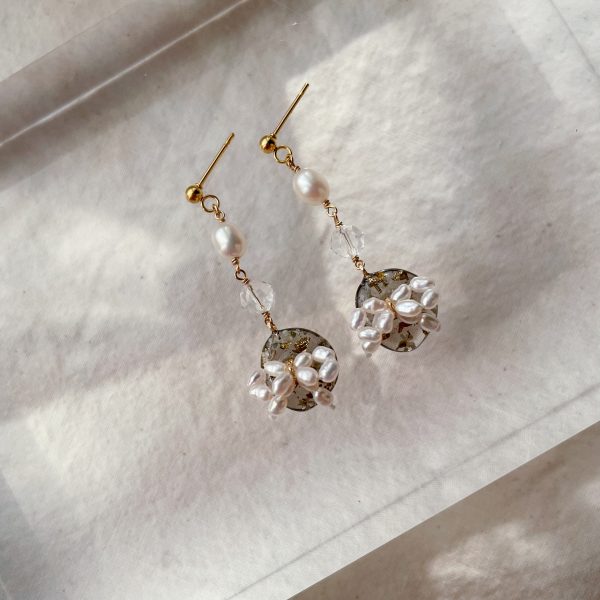 花礦上的結垂墜耳環