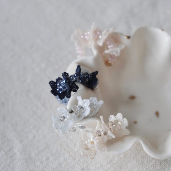 《蕾絲花耳骨夾》個性深藍