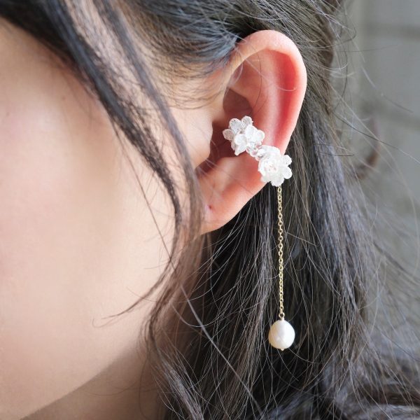 《蕾絲花耳骨夾》溫柔白