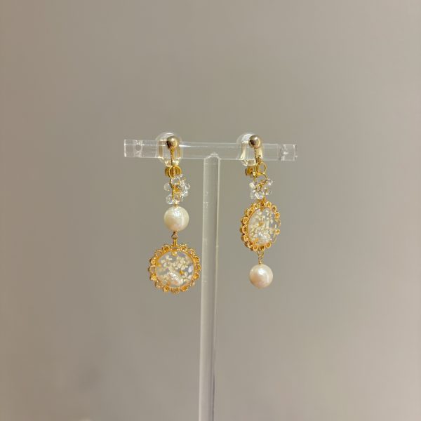 《蕾絲花瓣珍珠不對稱耳環》