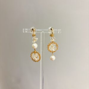 《蕾絲花瓣珍珠不對稱耳環》