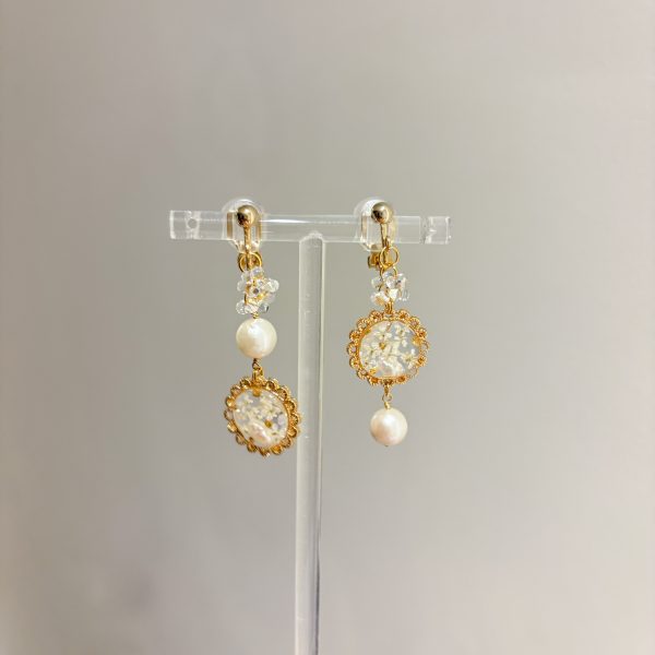 《蕾絲花瓣珍珠不對稱耳環》